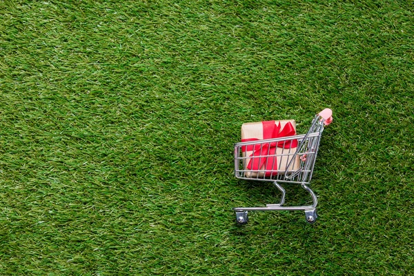 Chariot de supermarché libre-service avec boîte cadeau — Photo