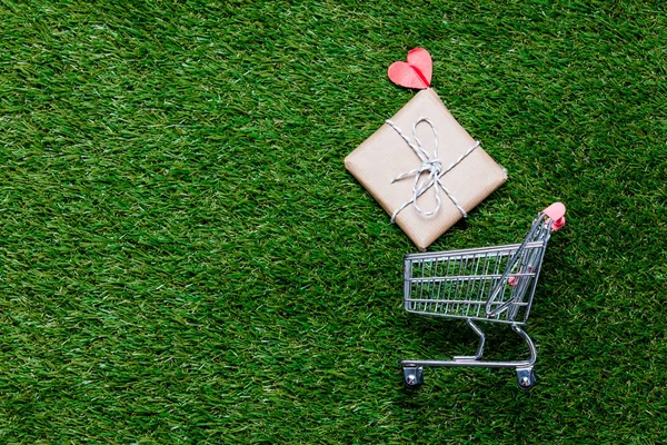 Chariot de supermarché libre-service avec boîte cadeau — Photo