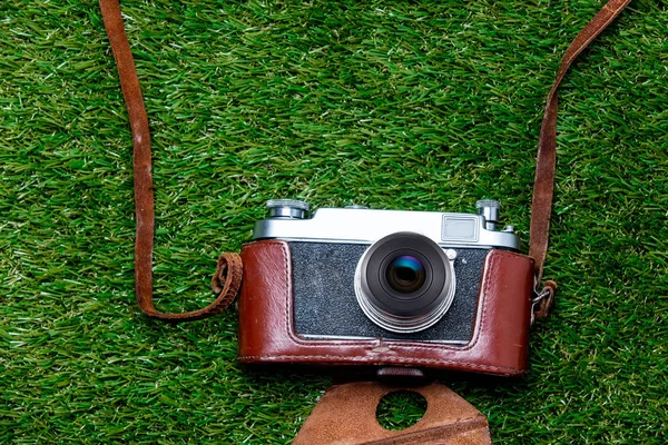 Câmera Vntage em caso de primavera fundo de grama verde — Fotografia de Stock