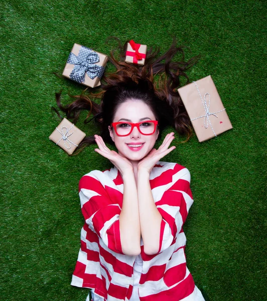 Retrato de uma jovem ruiva com presentes presentes — Fotografia de Stock