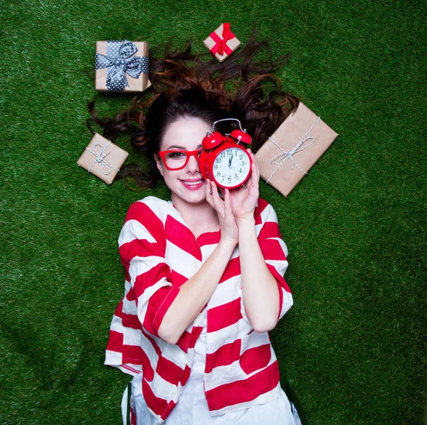 Retrato de uma mulher ruiva estilo jovem despertador e presentes — Fotografia de Stock