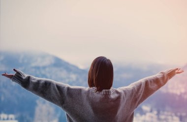 Dağlar arka plan üzerinde olan bir genç Kızıl saçlı kadın portresi