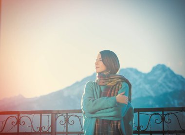 Dağlar arka plan üzerinde olan bir genç Kızıl saçlı kadın portresi