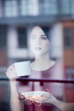Kahve ya da kapuçino yakınındaki güzel rednead kadınla bir 