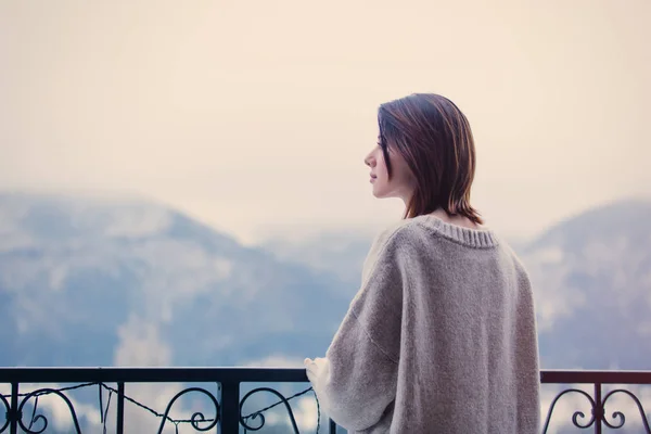 Portretul unei tinere roșcate cu munți pe fundal — Fotografie, imagine de stoc