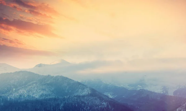 Lihat matahari terbenam di pegunungan musim dingin Tatry, Polandia — Stok Foto