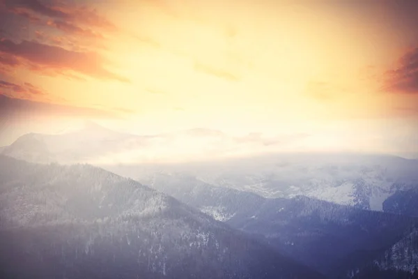 Blick auf den Sonnenuntergang in den Winterbergen Tatry, Polen — Stockfoto