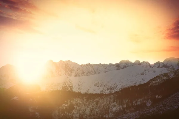 Vue sur le coucher du soleil aux montagnes d'hiver Tatry, Pologne — Photo