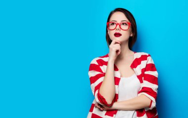 Mavi backgr üzerinde güzel genç gülümseyen kadın portresi