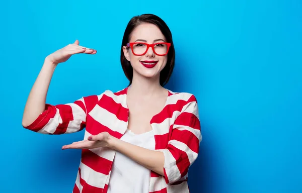 Retrato da bela jovem mulher sorridente no backgr azul — Fotografia de Stock