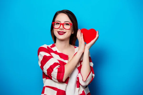 Usmívající se žena s tvaru srdce box — Stock fotografie
