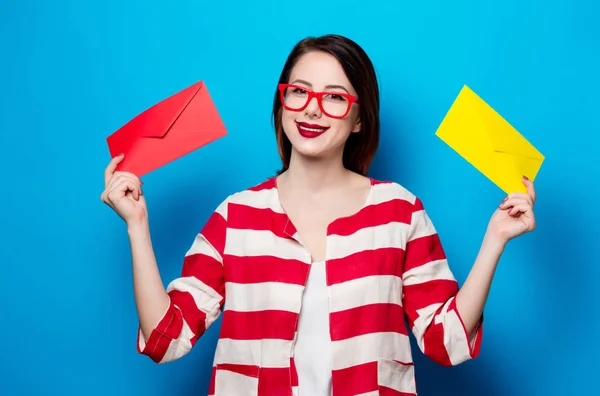 Mulher sorridente com dois envelopes — Fotografia de Stock