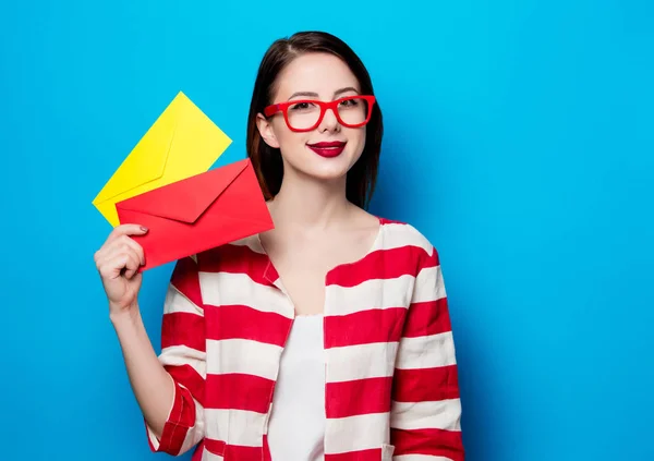 Femme souriante avec deux enveloppes — Photo