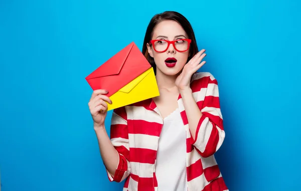 Mulher surpreso com dois envelopes — Fotografia de Stock