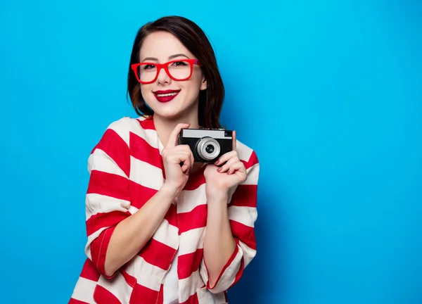 Jovem mulher sorridente com câmera retro — Fotografia de Stock