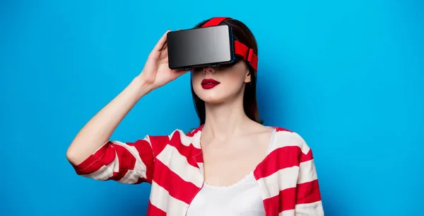 Mujer con gadget de realidad virtual —  Fotos de Stock