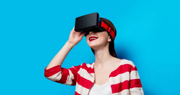 女人与虚拟现实小工具 — 图库照片