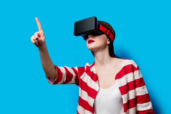 Mujer con gadget de realidad virtual —  Fotos de Stock