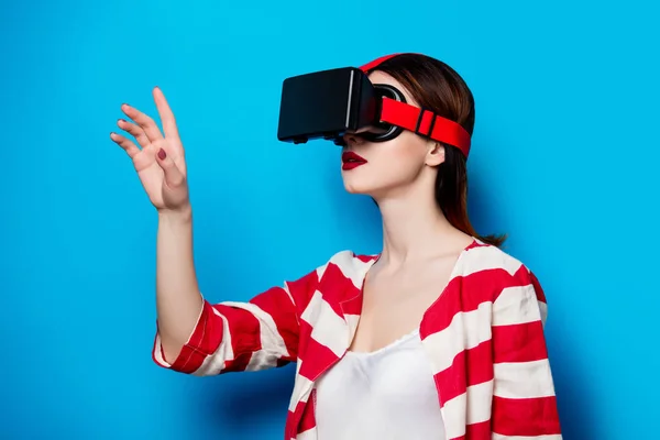 Vrouw met virtuele realiteit gadget — Stockfoto