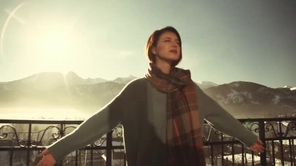 Chica joven con bufanda en el fondo de la montaña en tiempo de invierno — Vídeos de Stock