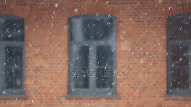 Nieve cayendo con fondo de ventana y pared de ladrillo — Vídeo de stock