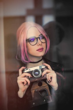 Kameralı genç kadın.