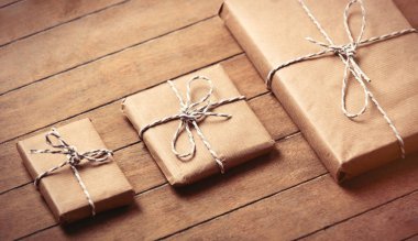 güzel hediyeler harika kahverengi ahşap arka plan üzerinde yalan