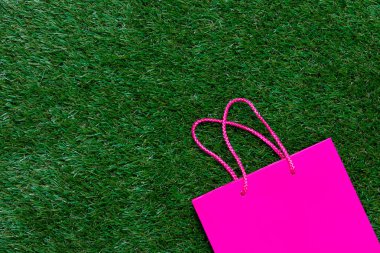 pembe alışveriş çantası güzel yeşil arka plan üzerinde yalan