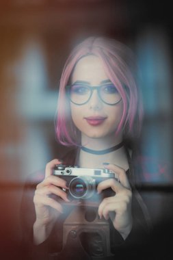 Kameralı genç kadın.