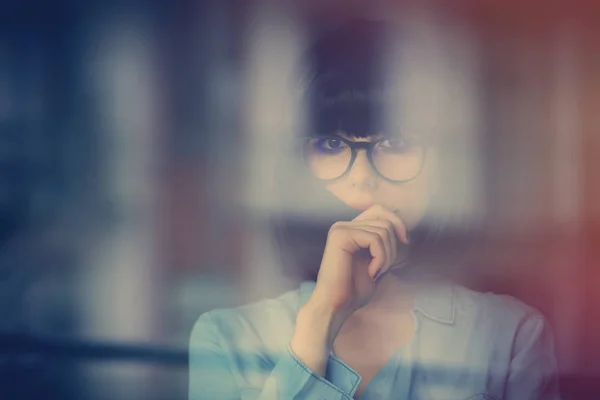 Mujer joven en reflexión — Foto de Stock