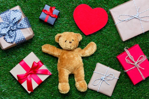 Geschenke, Spielzeug und Teddybär — Stockfoto