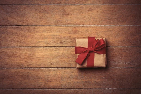 Красивые подарки, лежащие на прекрасном коричневом фоне — стоковое фото