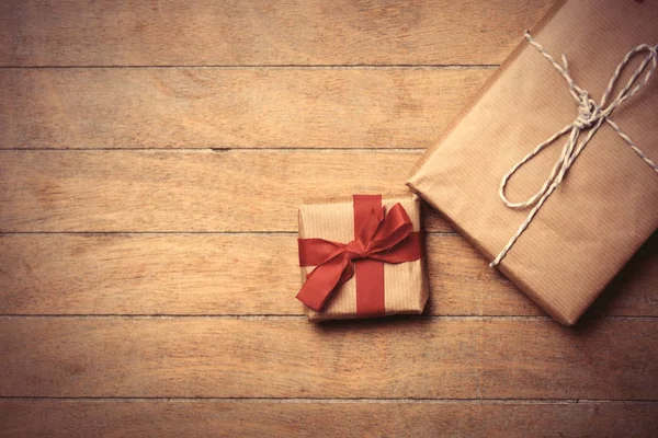 Mooie geschenken, liggend op de prachtige bruin houten achtergrond — Stockfoto