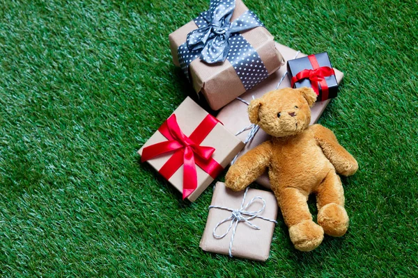 Подарки и плюшевый мишка — стоковое фото