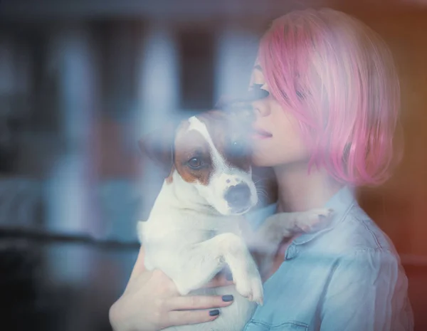 Joven mujer y su perro — Foto de Stock