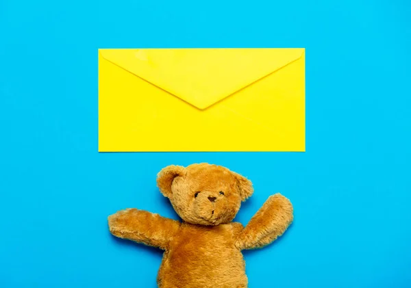 Umschlag und Teddybär — Stockfoto