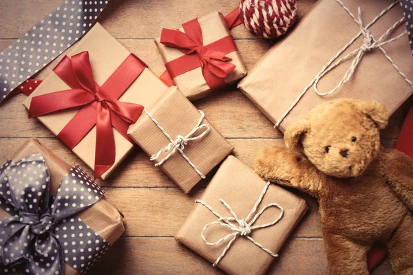 hediyeler, top ve oyuncak ayı