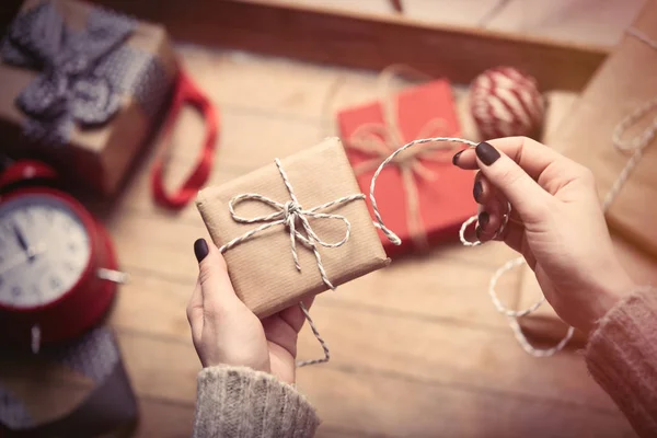 Handen cadeau verpakken — Stockfoto