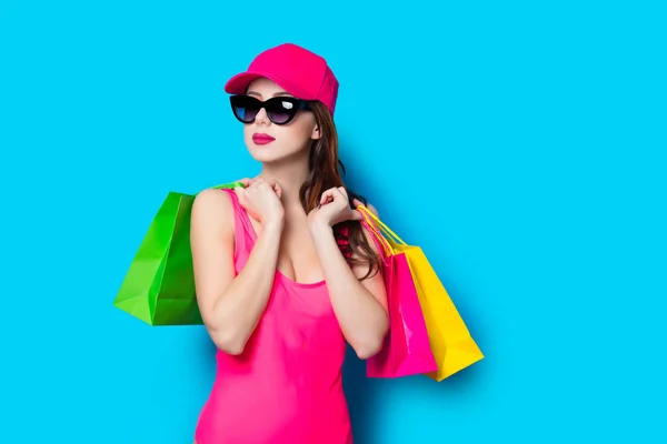 Jeune femme avec des sacs à provisions — Photo