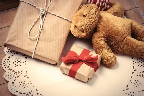 Geschenke und Teddybär — Stockfoto