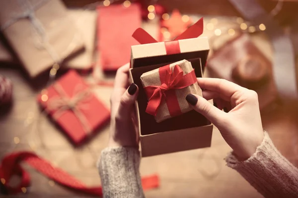 Handen met geschenken — Stockfoto