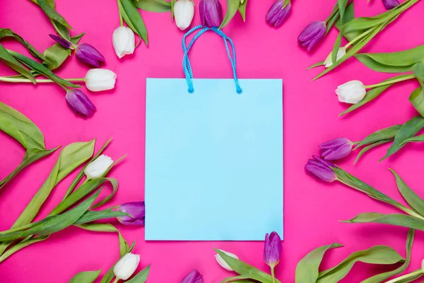 Bolsa de compras y tulipanes — Foto de Stock