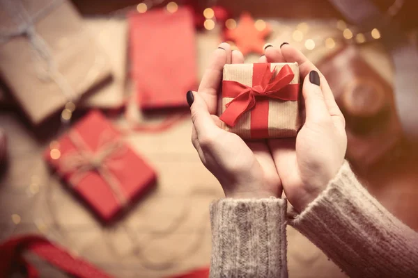 Handen met cadeau — Stockfoto