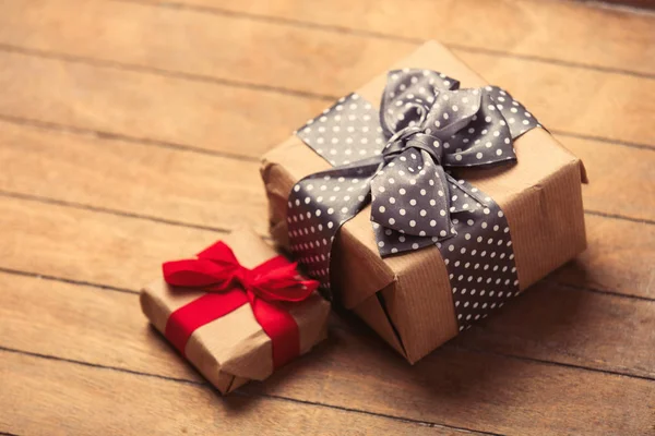 Schöne Geschenke liegen auf dem wunderbaren braunen Holzgrund — Stockfoto