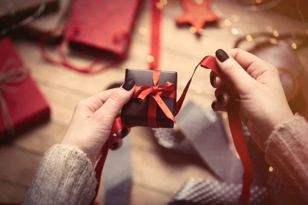 Handen cadeau verpakken — Stockfoto