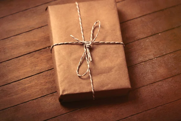 Güzel hediyeler harika kahverengi ahşap arka plan üzerinde yalan — Stok fotoğraf