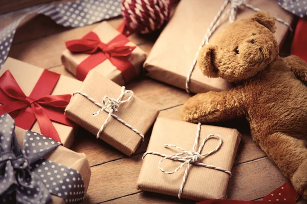 Geschenke, Teddybär und Ball — Stockfoto