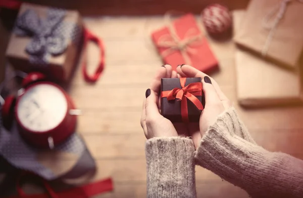 Handen met cadeau — Stockfoto