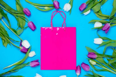 alışveriş çantası ve laleler