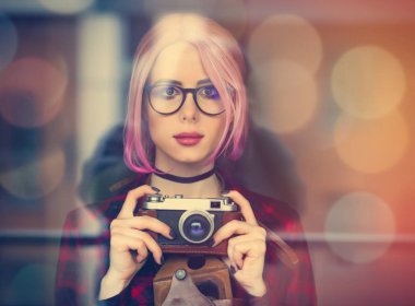 Kameralı genç kadın.